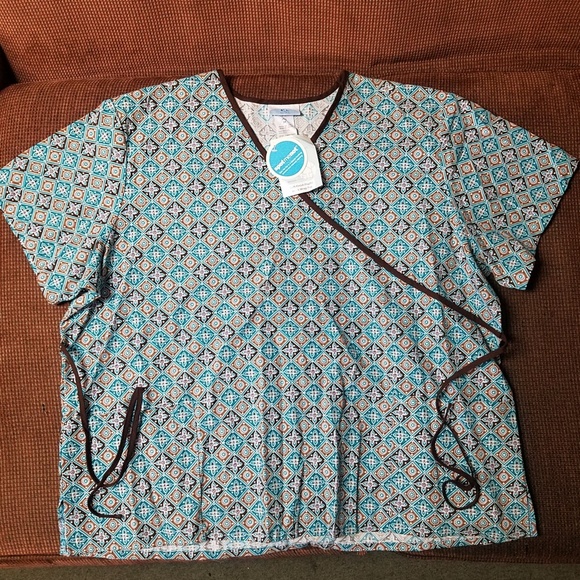 Simply Basic Scrub Top - Picture 1 of 1